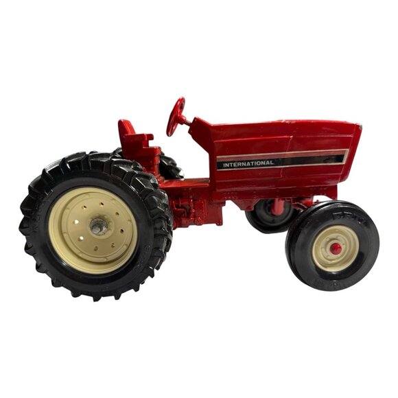 ERTL International Die Cast Harvester Tractor with Wagon - Picture 2 of 15